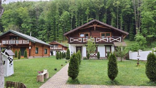 Polyana House | Top-Rated Family Retreat at U Druziv with Hot Tub & Kitchen