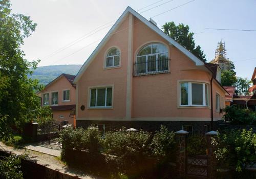 Polyana House | Budget-Friendly Stay at U Eli with Family and Pet Amenities