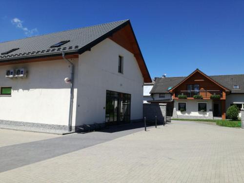 Dobrzen Wielki House | Pet-Friendly U Justyny with Hot Tub & Breakfast Options