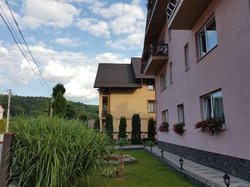 Solochyn House | Experience U Neli: Oceanfront Getaway with Pool & Breakfast