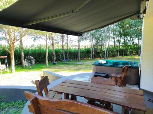 Kikoł House | Unwind at u Niedzwiedzia: Pet-Friendly Retreat with Hot Tub