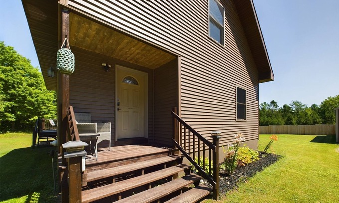 Munising House | Escape to U.P. Getaway: Explore Pictured Rocks & Wildlife