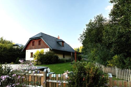 Mala Moravka Ski Chalet | Discover U potůčku: Eco-Friendly Retreat with Ocean View