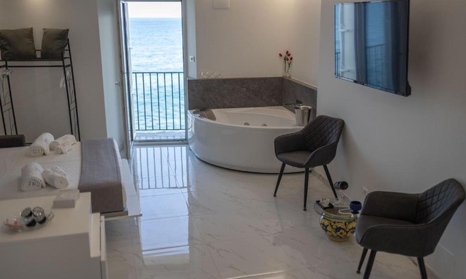 Old Town House | Exquisite U Scrusciu d’u Mari Suite with Hot Tub & Kids’ Fun