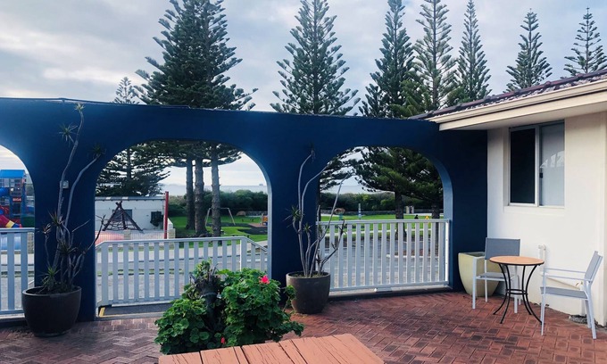 Middleton Beach Apartment | Family-Friendly Beachside Retreat with Oceanfront Views