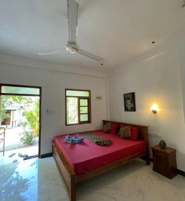 Trincomalee House | Cozy Ubay Guest House with Private Beach and Ocean Views