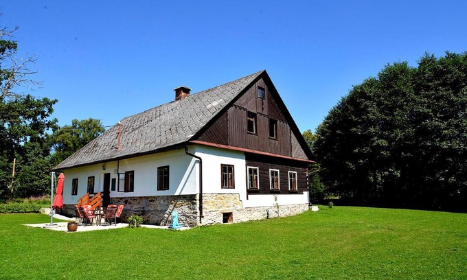 Kraliky Cabin | Inviting Ubytování Chalupa: Pet-Friendly Retreat with Kitchen