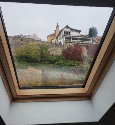 Loket Apartment | Cozy Stay at Ubytování pod Jezem with Breakfast Included