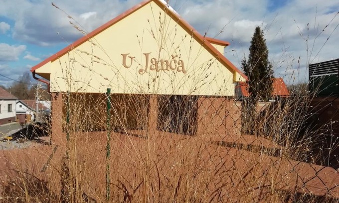 Lednice House | Inviting Ubytování U Janča: Family-Friendly with Hot Tub