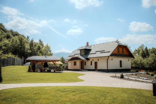 Celadna Cabin | Relaxing Stay at Tři Splavy with Pool & Ocean Views