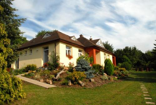 Sobotka Apartment | Pet-Friendly Vila Sobotka with Oceanfront Pool & Hot Tub
