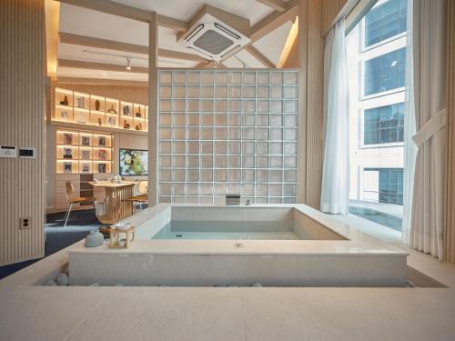 Sogong-dong Hotel | Explore UH Suite Seoul Square: Family-Friendly Retreat