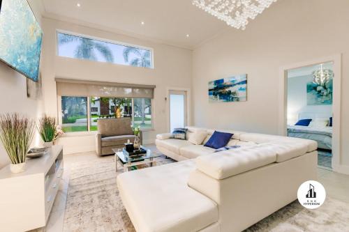Ojus House | BnB Hyperion - 4-Star Home with Pool & Child-Friendly Fun