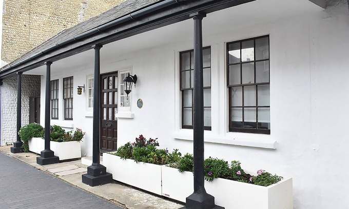 Littlehampton Cottage | Cozy 2-Bedroom Stay in Littlehampton with Ocean Views