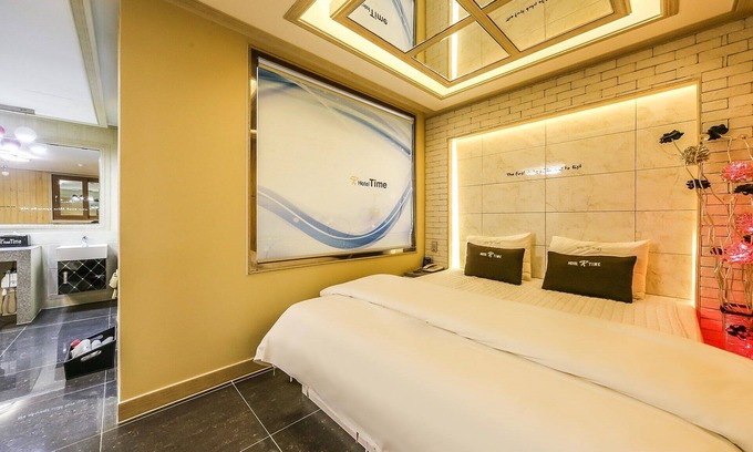 Jung-Gu Hotel | Relax at Ulsan Junggu Time with Pool and Hot Tub Access