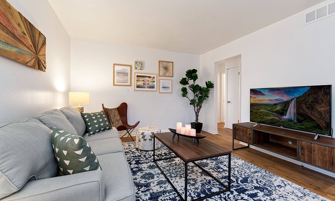 University Acres Condo | Ultimate Chill Zone: Pet-Friendly Oasis with BBQ & Bikes