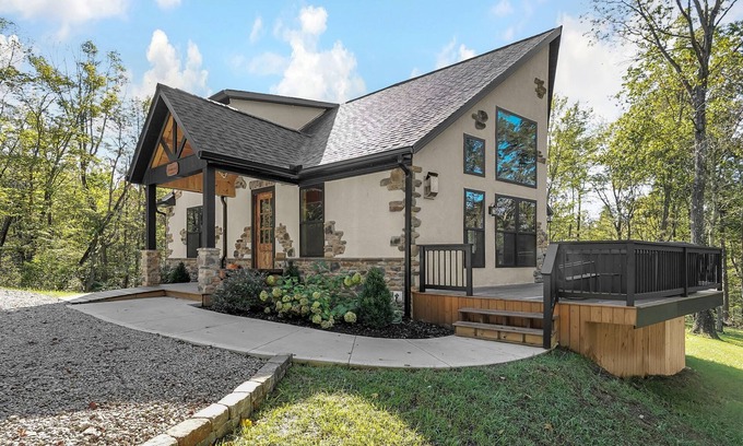 Logan Cabin | Ultimate Comfort in Rustic Hocking Hills-Hot tub, Firepit, Gameroom, Golden tee.