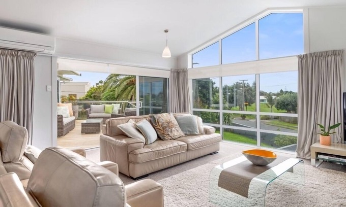 Mount Maunganui House | Ultimate Family Retreat. Central Mount, 400m to Beach with pool.