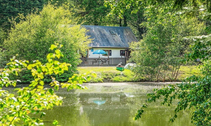 Vengeons House | Exciting Outdoor Pool and Lake Views Await You!