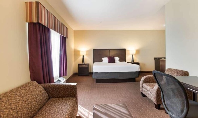 Saint Landry Hotel | Ideal Retreat at Knights Inn Bunkie: Pool & Free Breakfast!