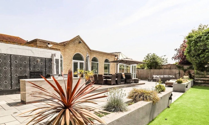 Canvey Island House | Ultimate Getaway: 6BR Oasis - Pool, Garden, & More