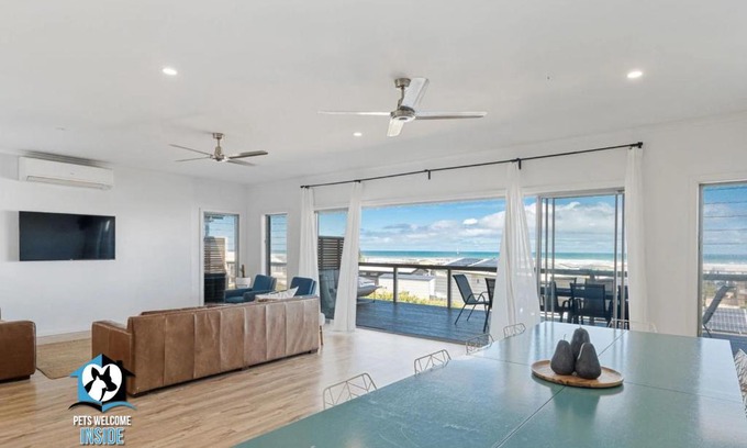 Middleton House | Stylish Coastal Retreat in Middleton with Scenic Views