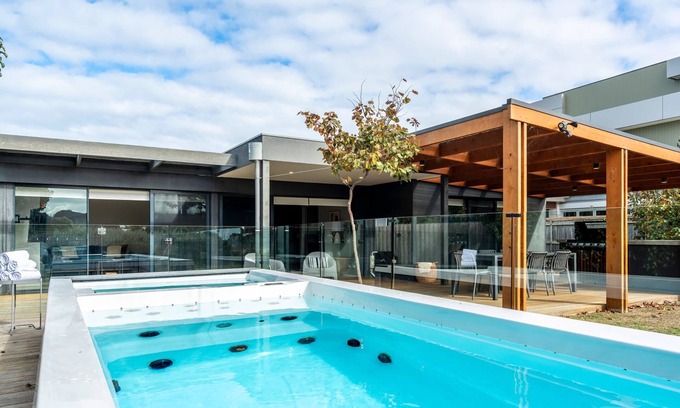 Torquay House | Ultimate Luxury family Home With Spa Pool