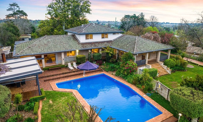 Calare House | Ultimate Orange: Ideal Family Retreat with Pool & Spa
