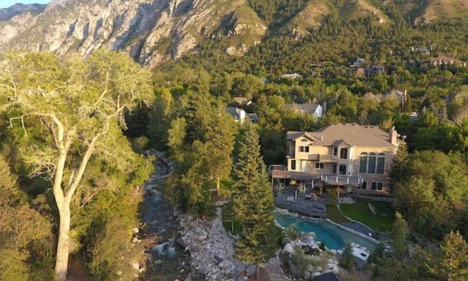 Sandy House | Ultimate Ski Stay: Clean 2-Bedroom Suite with Hot Tub