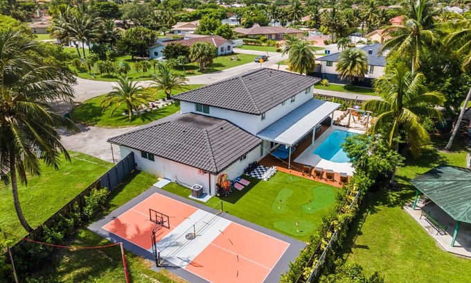 Country Club House | Unforgettable Vacation Retreat with Heated Pool & Mini Golf