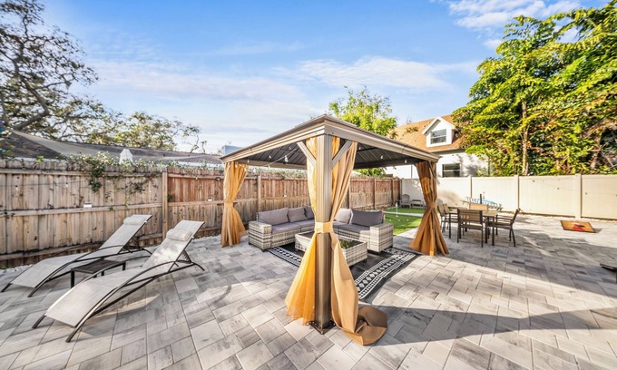Carrollwood House | Ultimate Vacation Spot: Pool, Mini Golf & Hammock!