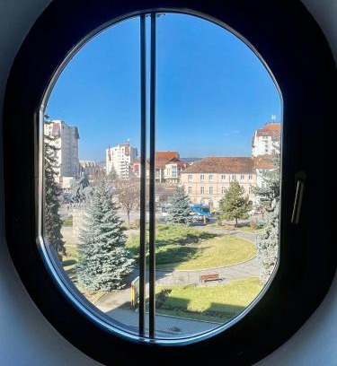 Tirgu Mures Apartment | Modern City View Apartment - Guest Rated 9.8/10