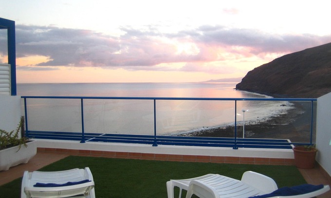 Gran Tarajal House | Oceanfront Retreat: Um Deleite no Oceano with Pool & Spa