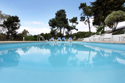 Charneca de Caparica e Sobreda Villa | Beachfront Retreat with Pool and Child-Friendly Amenities