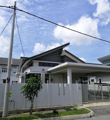 Krubong House | UmarHarraz Homestay: Peaceful Malay Family Retreat with Pool