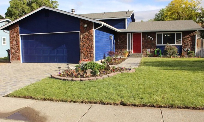 Mountain Home House | Remarkable Umbrella J Getaway: Pet-Friendly 4 Bedroom Retreat