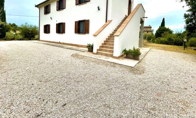 Lidarno Apartment | Umbrian Hills Flat: Garden Retreat with Free Parking