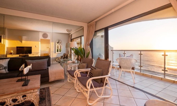 Umhlanga Apartment | Oceanfront Umhlanga Beach Apartment with Pool Access