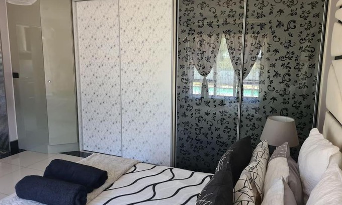 Umhlanga Apartment | Ideal Umhlanga Guesthouse with Pool and Breakfast Included