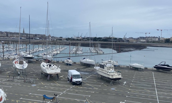 La Cite Apartment | Scenic Oceanfront Apartment with Free Parking and Child Friendly