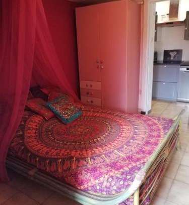 Canet House | Experience Nirvana: Family-Friendly Hotel with Pool Access