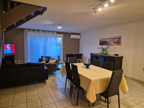 Port-Saint-Louis-du-Rhone House | Pet-Friendly Retreat at Un Brin de Mistral Hotel