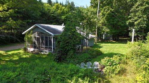 Saint-Raymond Ski Chalet | Cozy Retreat for Couples at Un coin pour deux Hotel