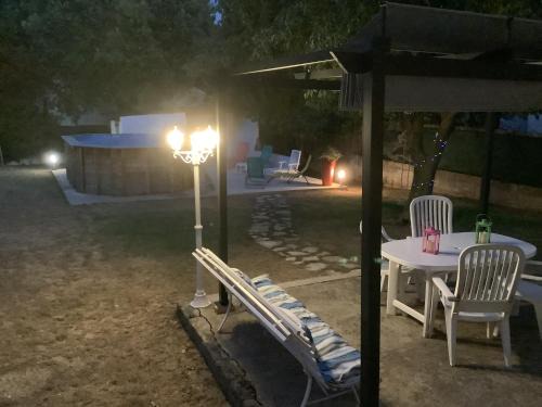 Souvignargues Apartment | Relaxing Retreat Between Nîmes and Montpellier with Pool