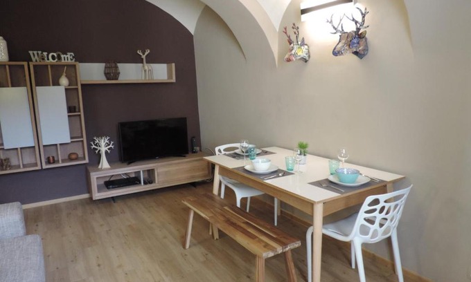Bohon Apartment | Un temps pour nous: Top-Rated Retreat with Hot Tub