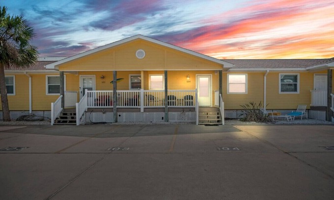Port Aransas Condo | Premier Port Aransas Getaway Near the Beach with Pool