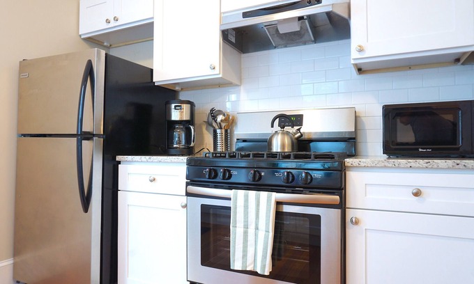 Off Broadway House | Prime Location | 3 Bedrooms with Full Baths & Breakfast