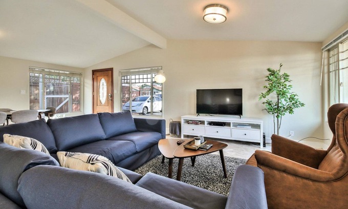 Sunnyvale House | Modern Sunnyvale 5BR Retreat with Backyard & Pet-Friendly