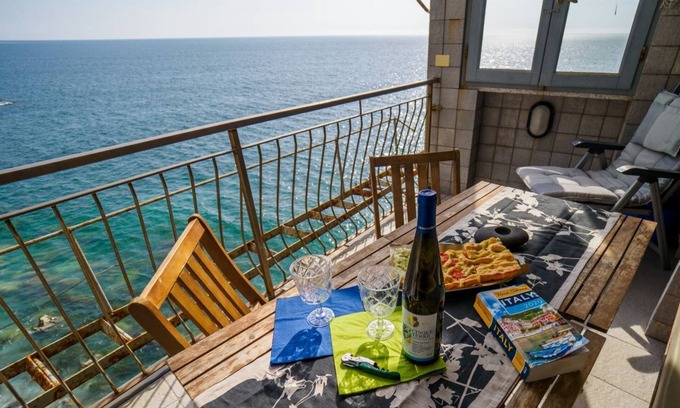 Vernazza Apartment | Beachfront Bliss: Unda de Ma Sea View Apartment Awaits