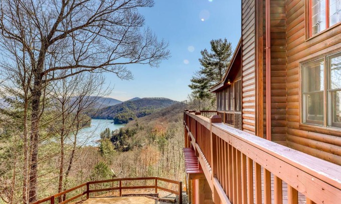 Necowa Cove House | Experience Under The Stars: 4-Star Retreat with Hot Tub